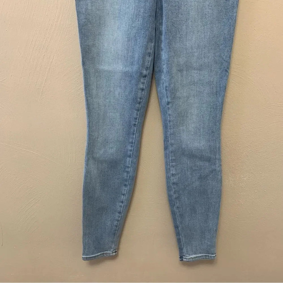 Spanx Skinny Jeans in Light Vintage Wash Size Small - Picture 3 of 9
